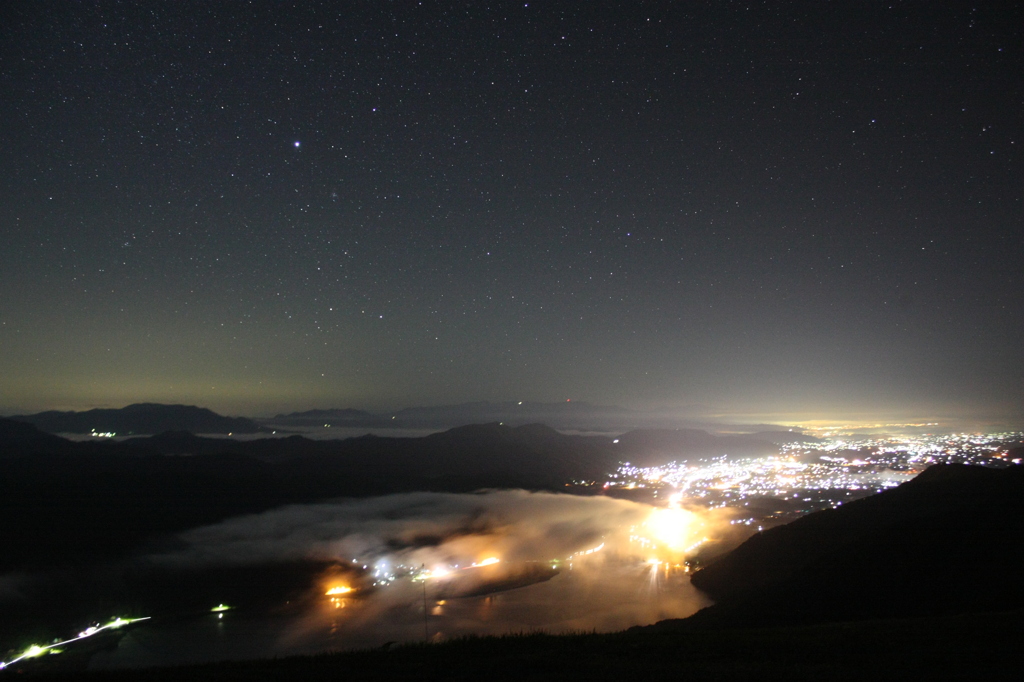 夜景と湖と霧と星