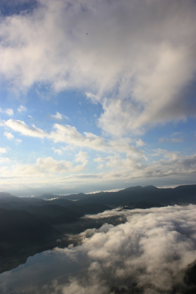 空と雲と山と霧と湖