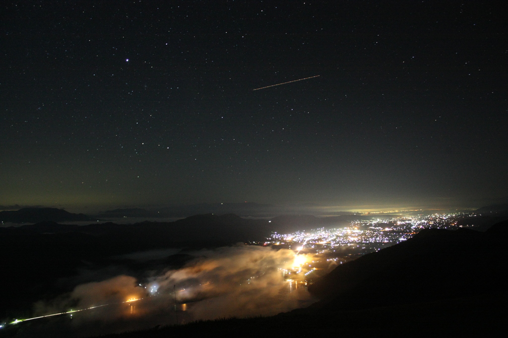 夜景と湖と霧と星と飛行機