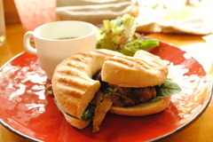 DROP CAFE チキンマリネとベーグル