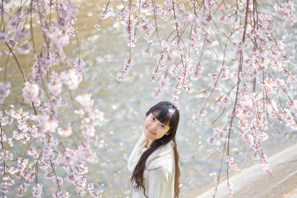 川辺に咲く