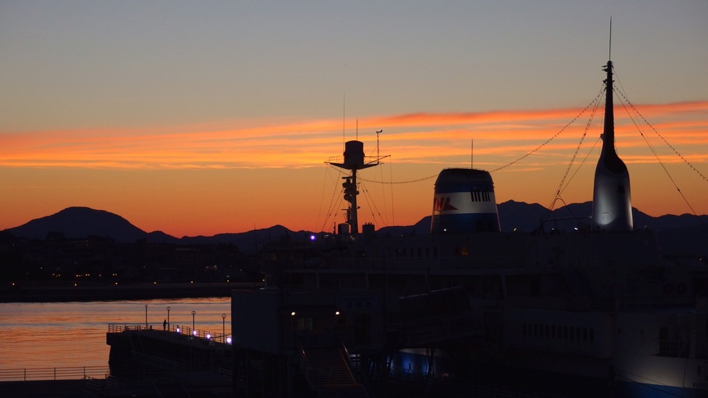夕景の摩周丸