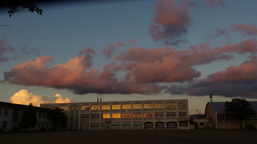 校庭と夕焼け雲