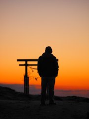 朝日を待つ男