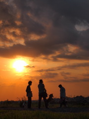 夕暮れ井戸端