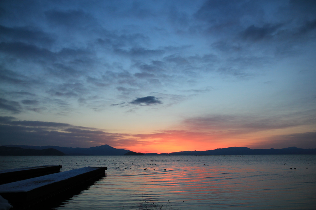琵琶湖湖畔で迎える夜明け