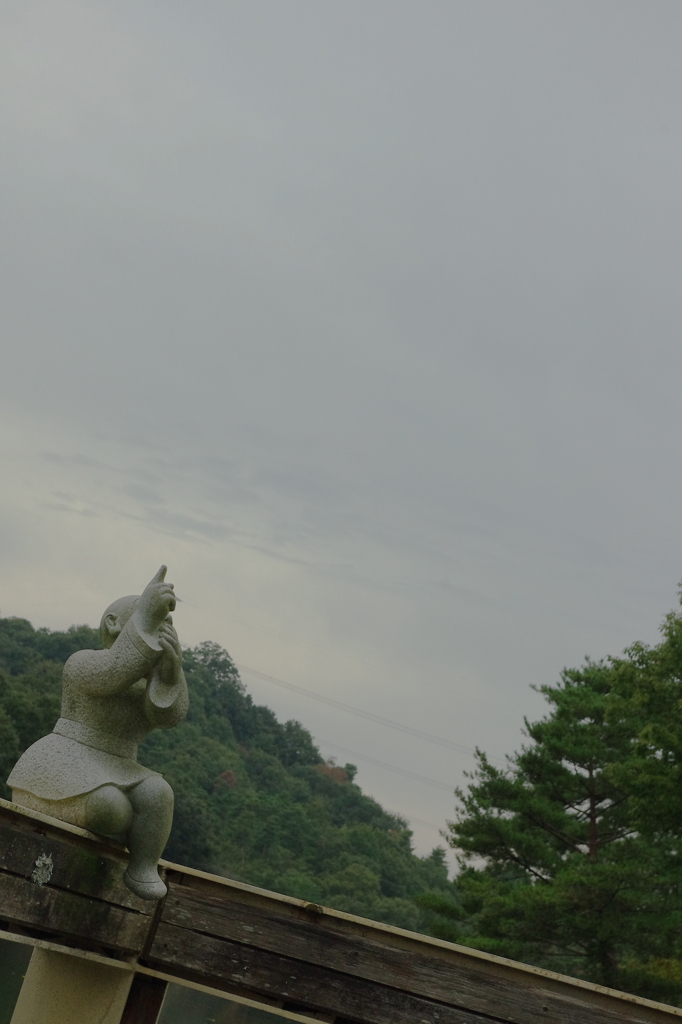 何かを