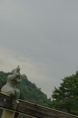 何かを