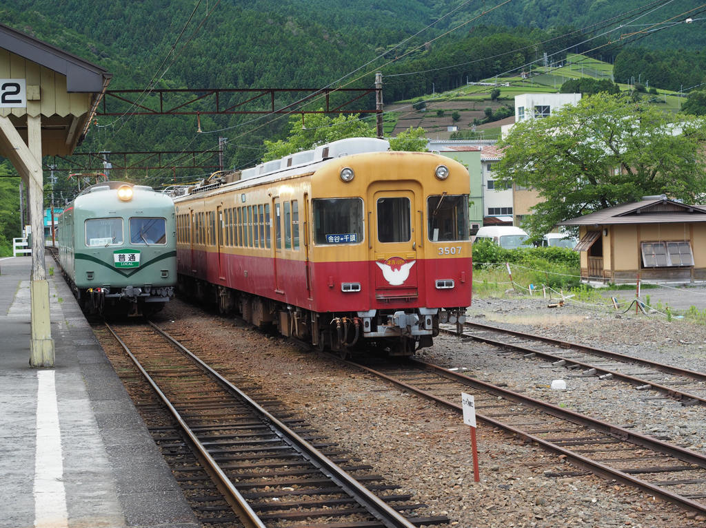 家山駅に停車中