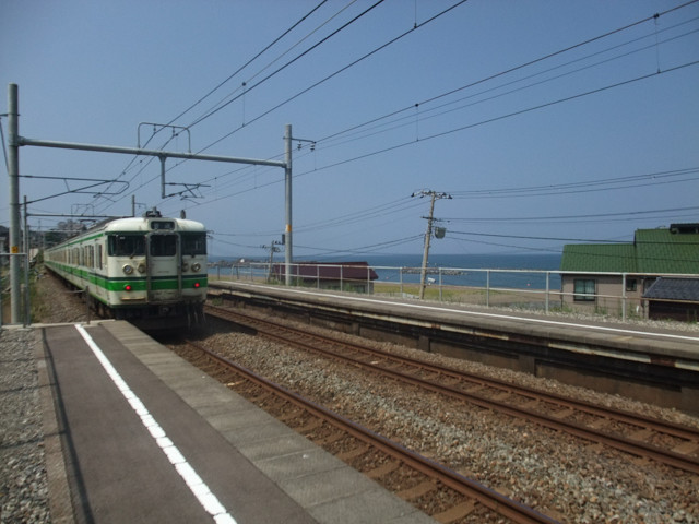 鯨波駅のホームからは日本海が見えます