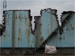 巨大タンクの解体現場