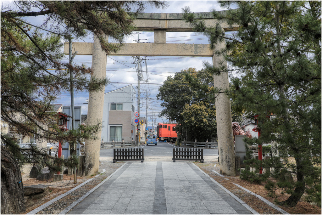 参道の先に赤い奴