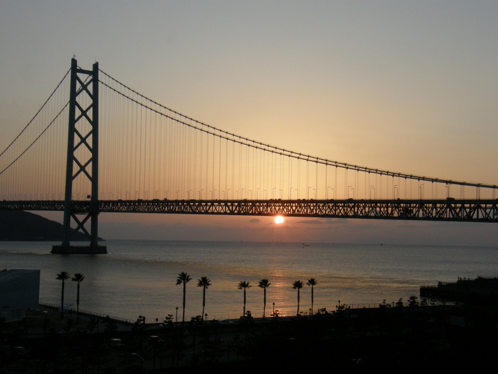 明石海峡大橋と夕日