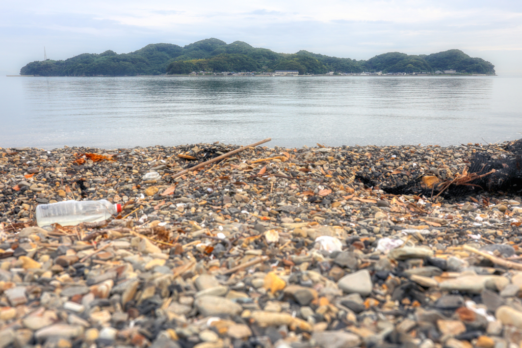 島の見える海岸