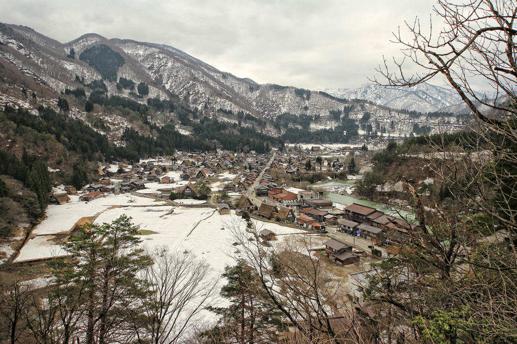 白川郷を見おろす