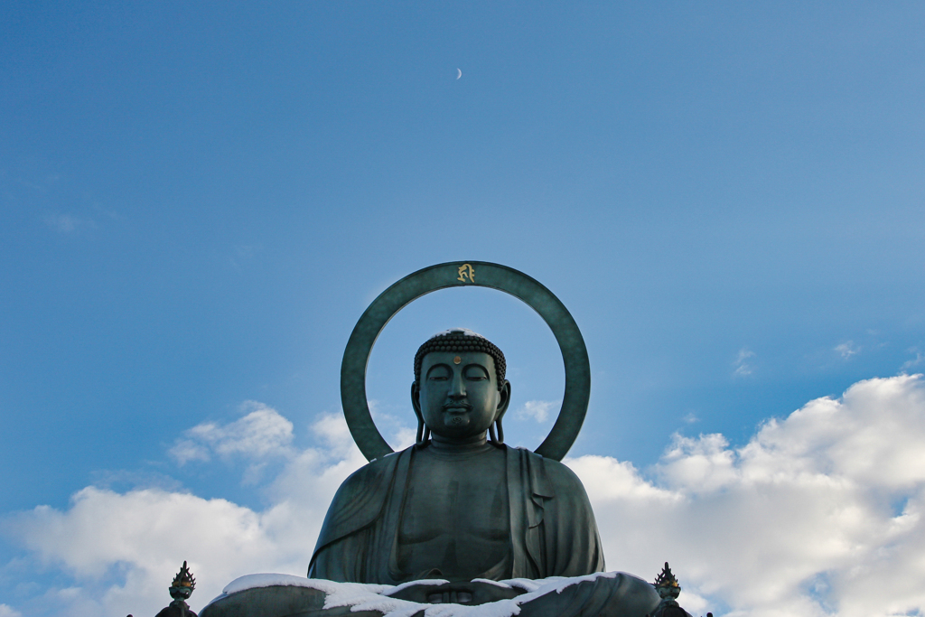 大仏っさんの頭上に三日月