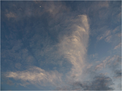 見上げた空に雲と月