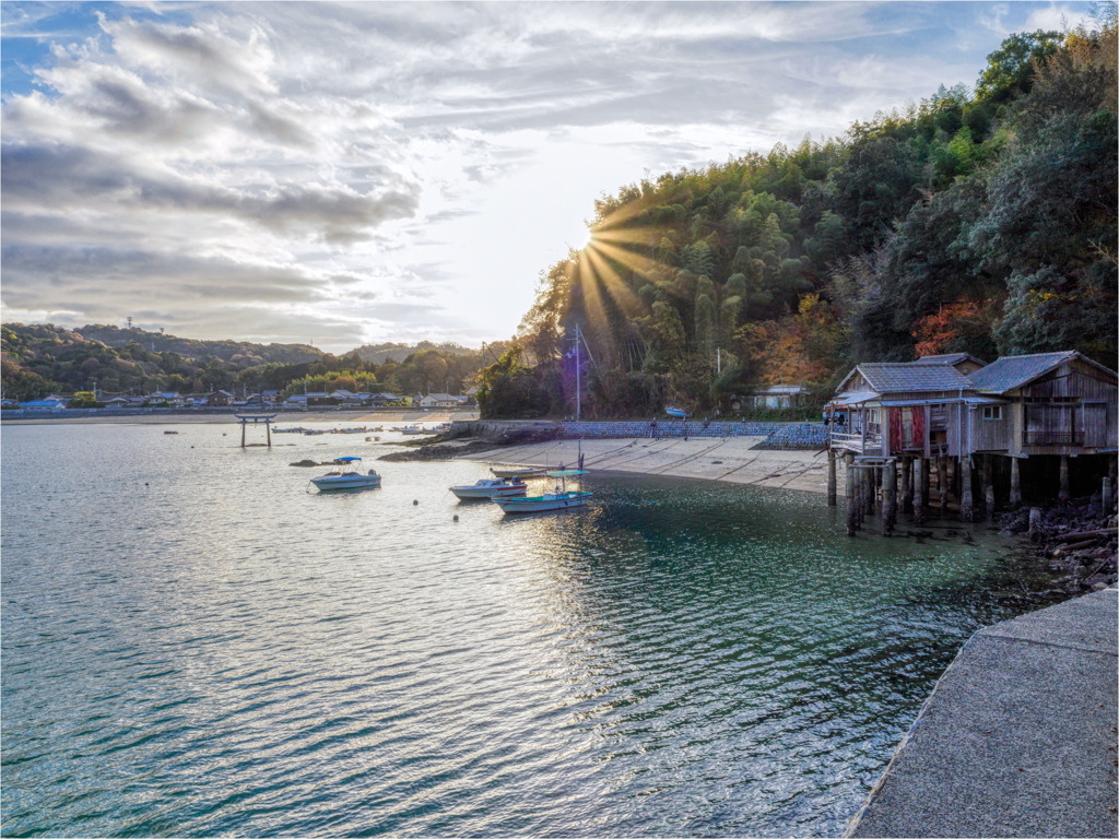 水中鳥居のある海岸に陽が差す
