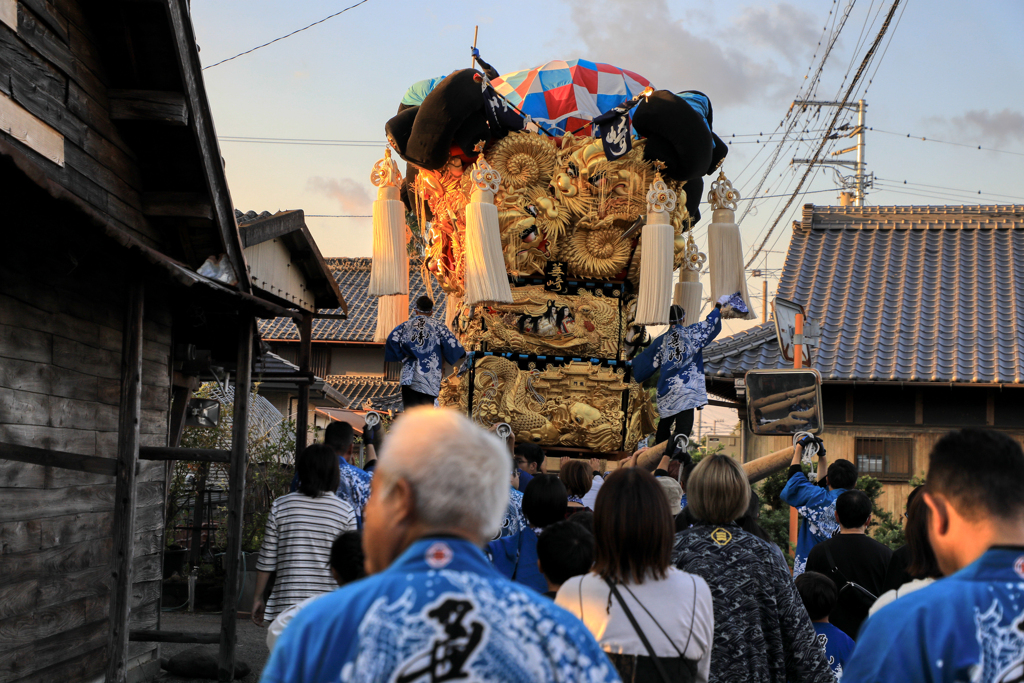 狭い路地をゆく