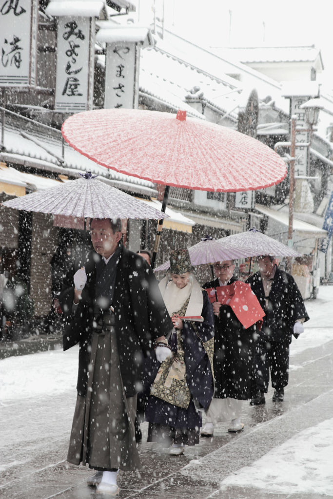 雪の善光寺参道