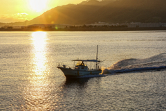 朝日と漁船