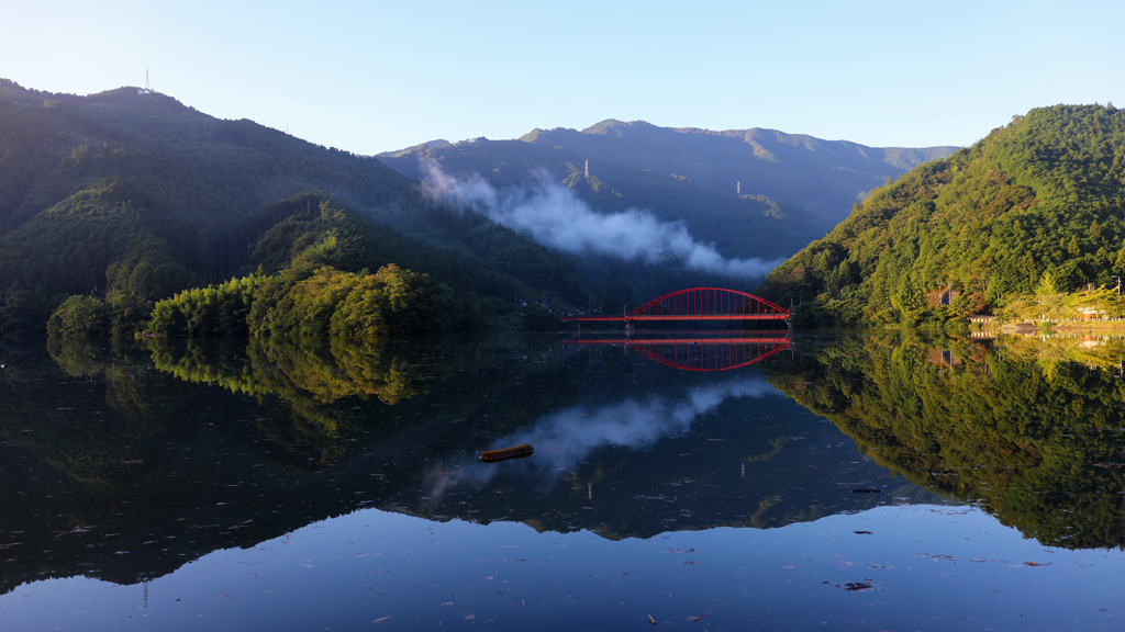 穏やかな湖面