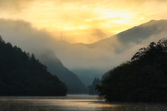 朝霧の金砂湖