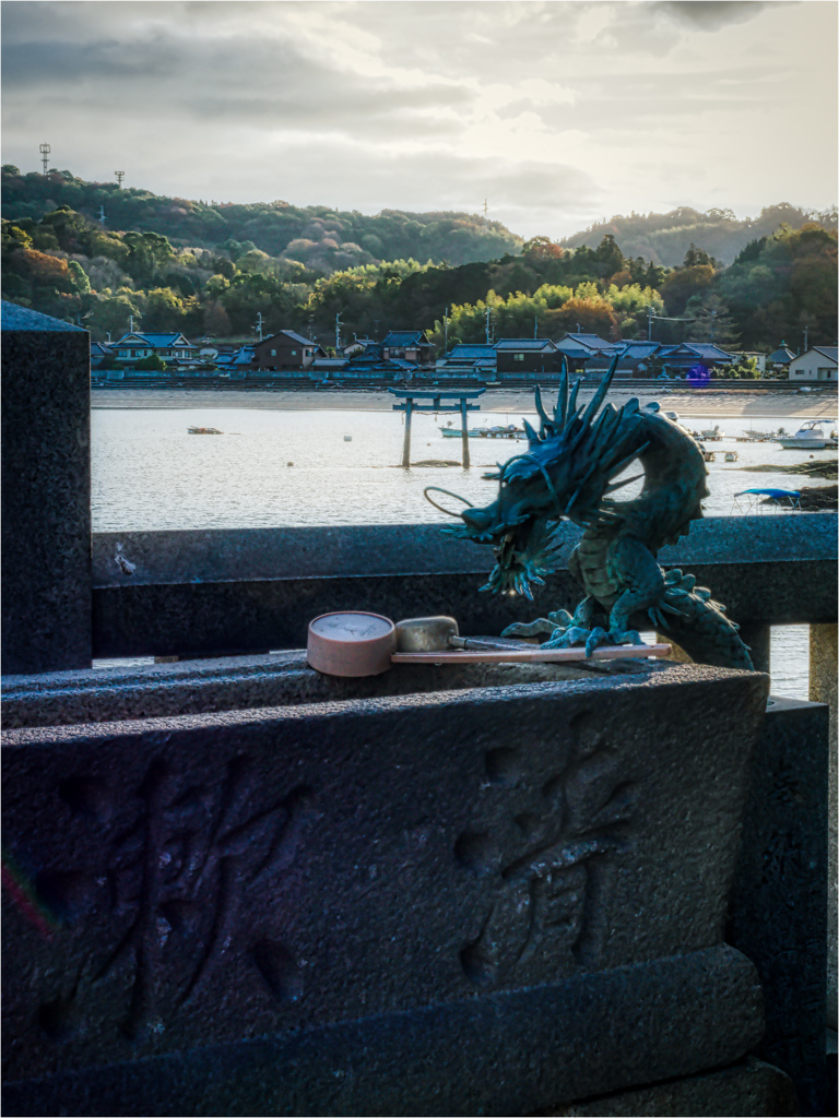 龍神社の竜の向こうに