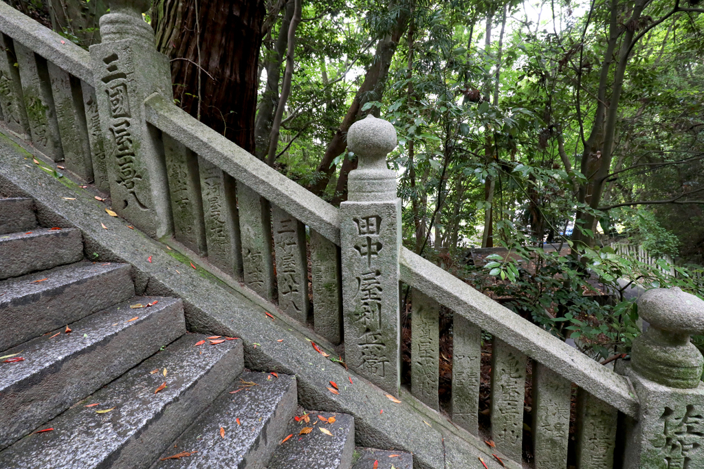 階段脇の石碑