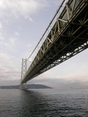 朝の日を浴びて、大橋。