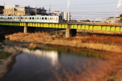 普通列車と金生川