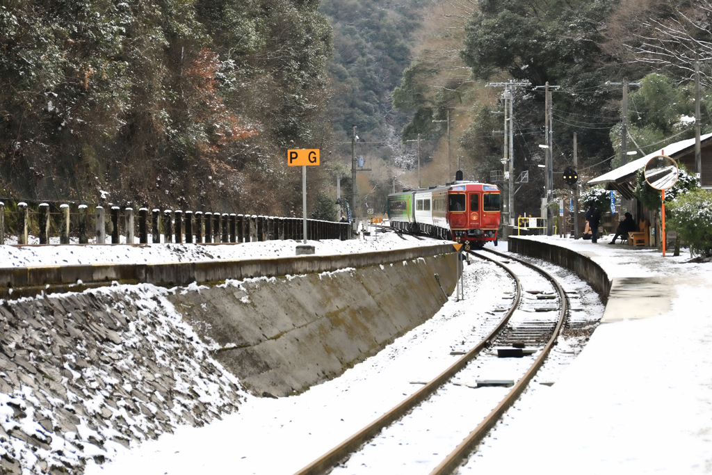 スイッチバック駅へ進入