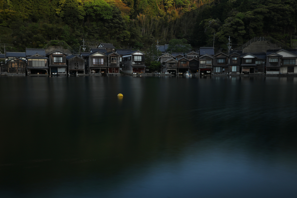 一夜の明けた伊根湾