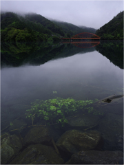 赤い橋が架かる湖
