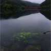 赤い橋が架かる湖