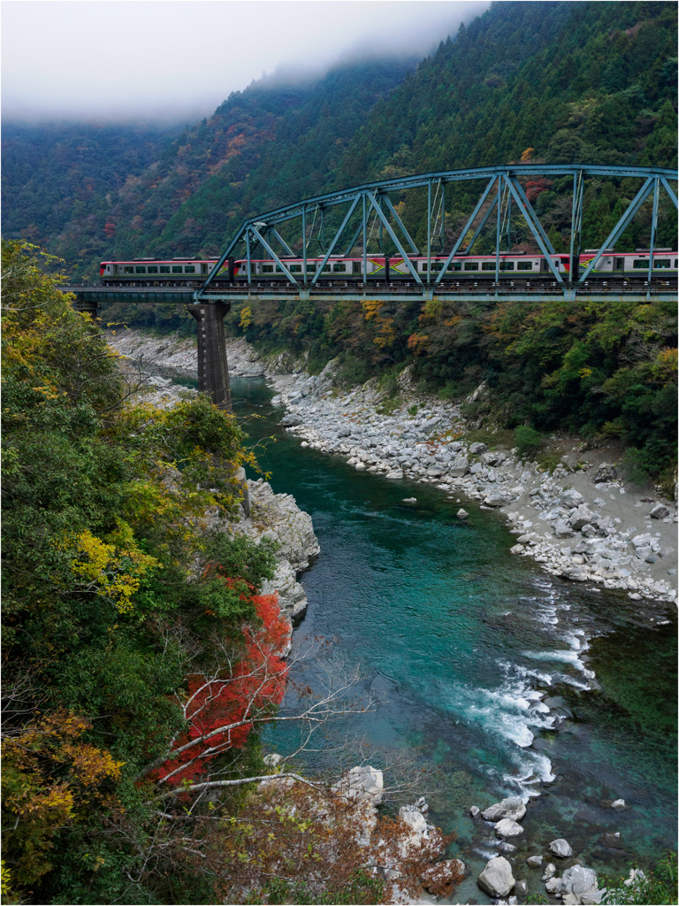渓谷をゆく特急列車