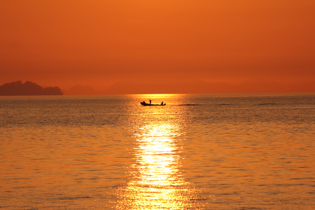 夕焼けに染まる海