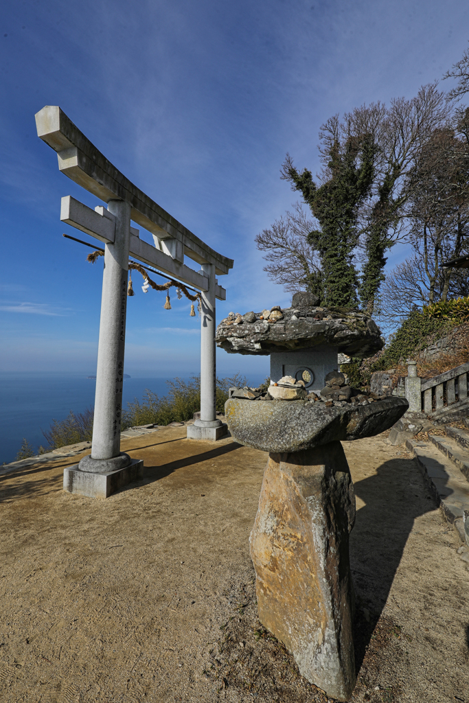 灯籠と鳥居