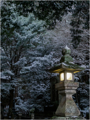 雪景色の中の灯篭