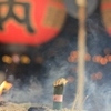 線香の煙とロウソクの灯り