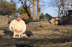 漁師と戯れる猫