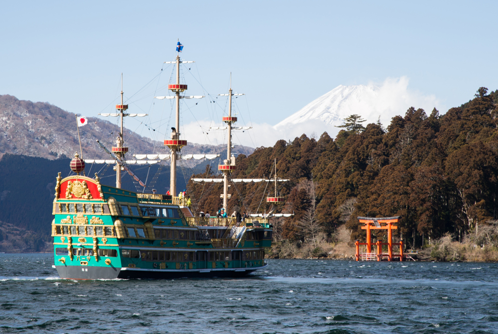 芦ノ湖　海賊船