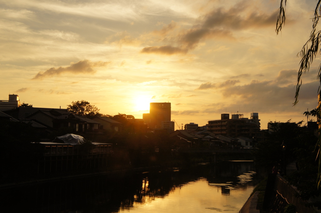 伸びる影、沈む夕陽