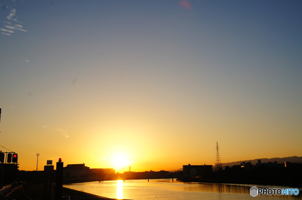 川沿いの夕暮れ