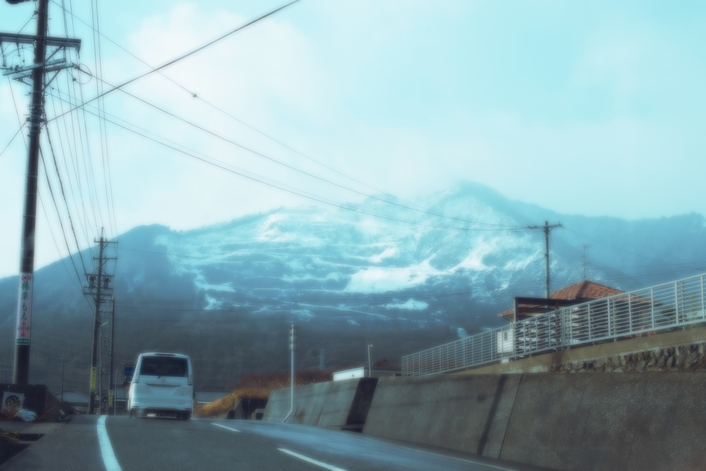 雪山へ向かう車