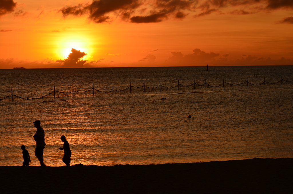 夕日と家族。