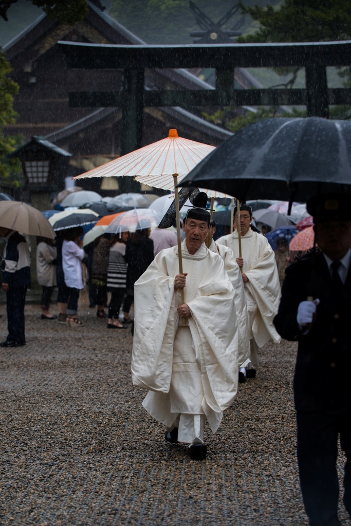 雨の参道