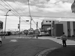 人道的でない。