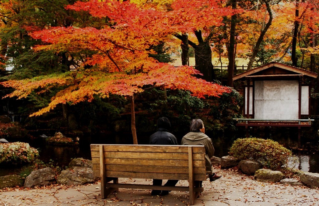 寄り添う二人。