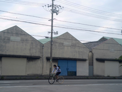 自転車と倉庫